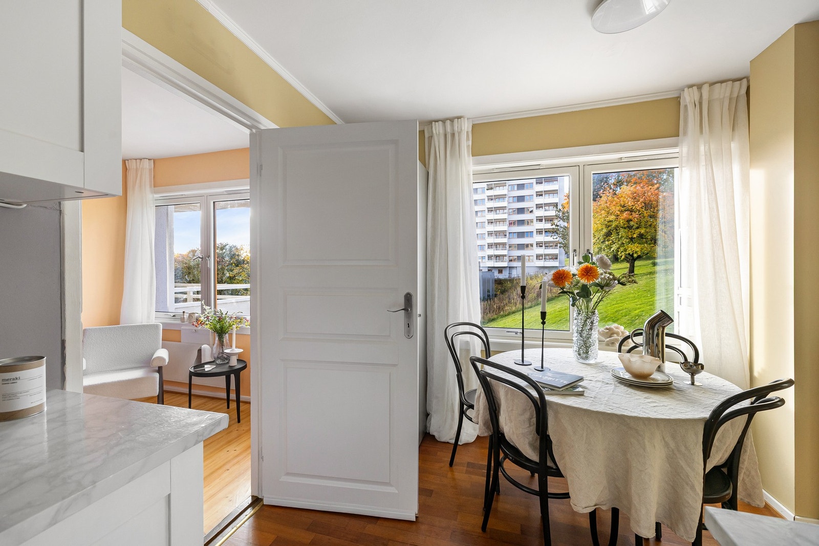 Innenfor kjøkkenet finner vi boligens hovedsoverom. Galleribilde