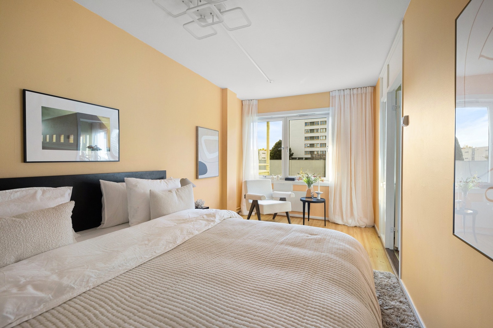 Rommet har store vindusflater som bidrar til godt med lysinnslipp. Galleribilde