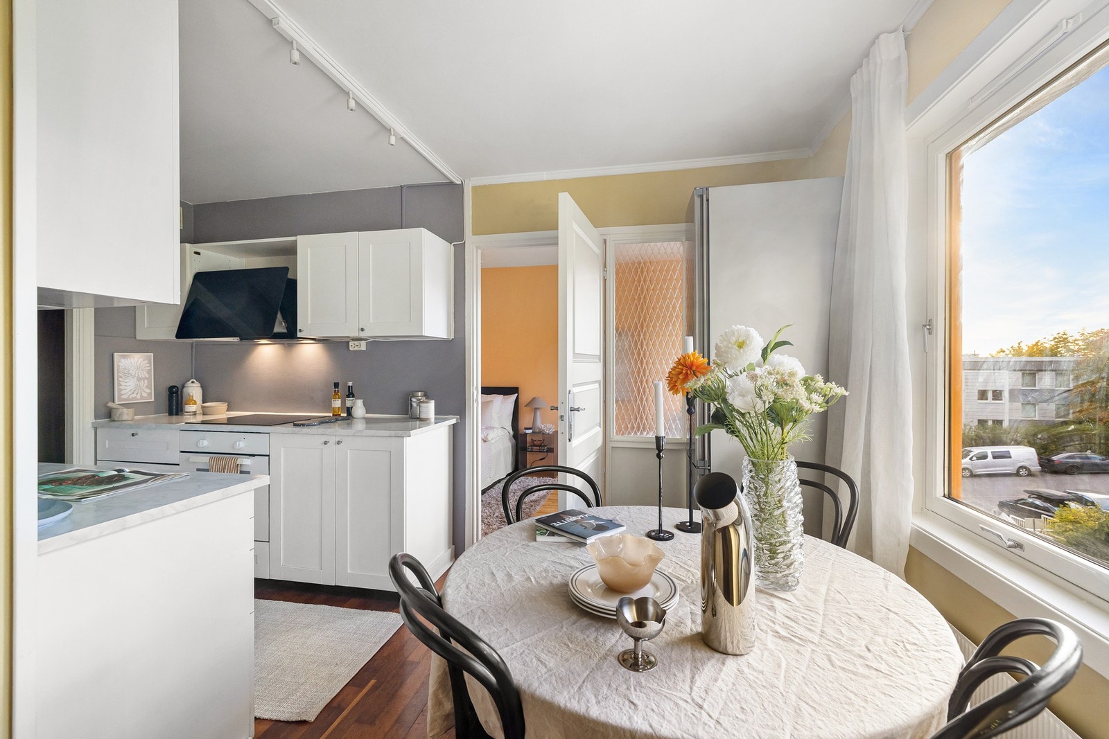 Mellom stue og kjøkken er det fin plass til spisebord. Galleribilde