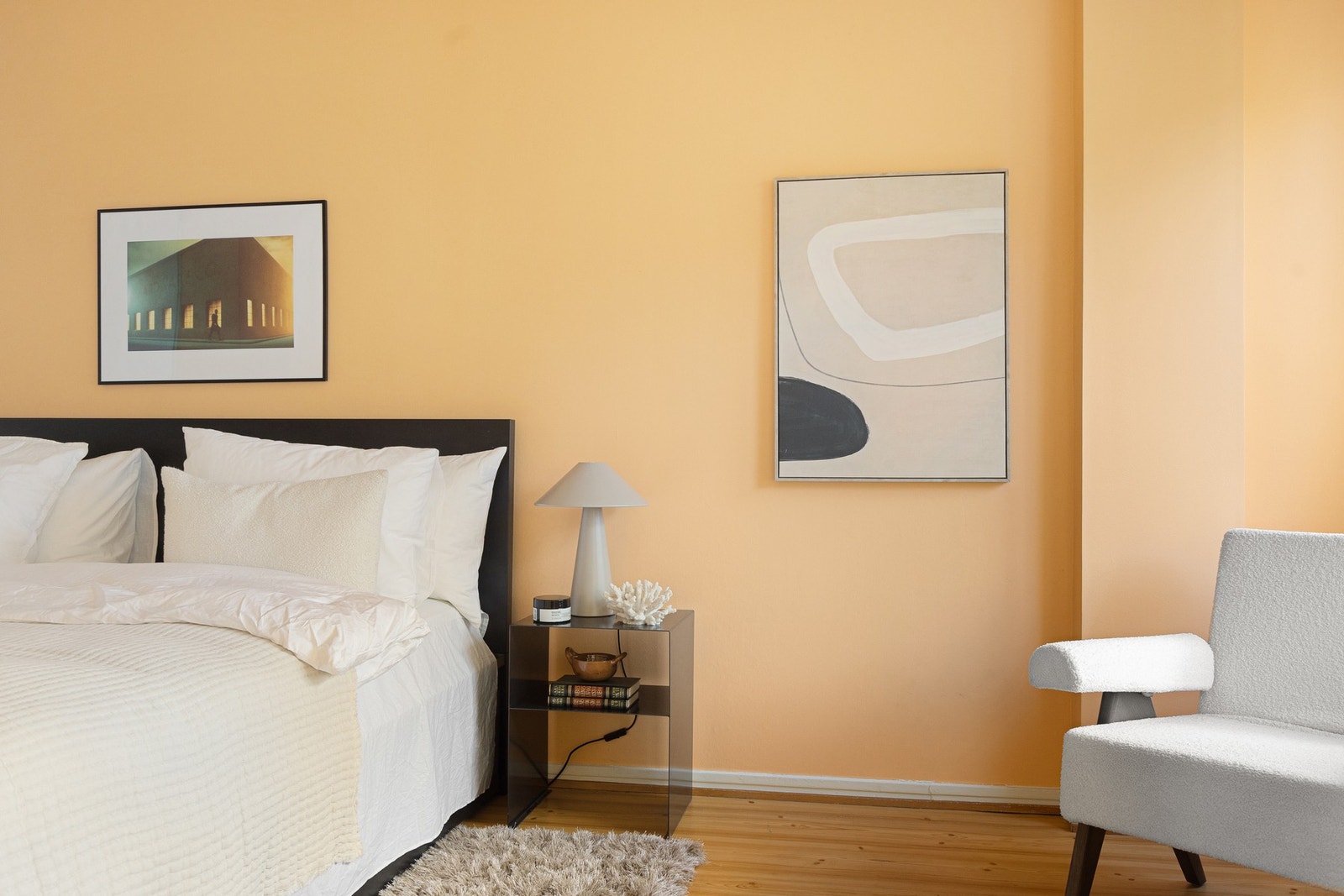 Rommet er malt i moderne farger. Galleribilde