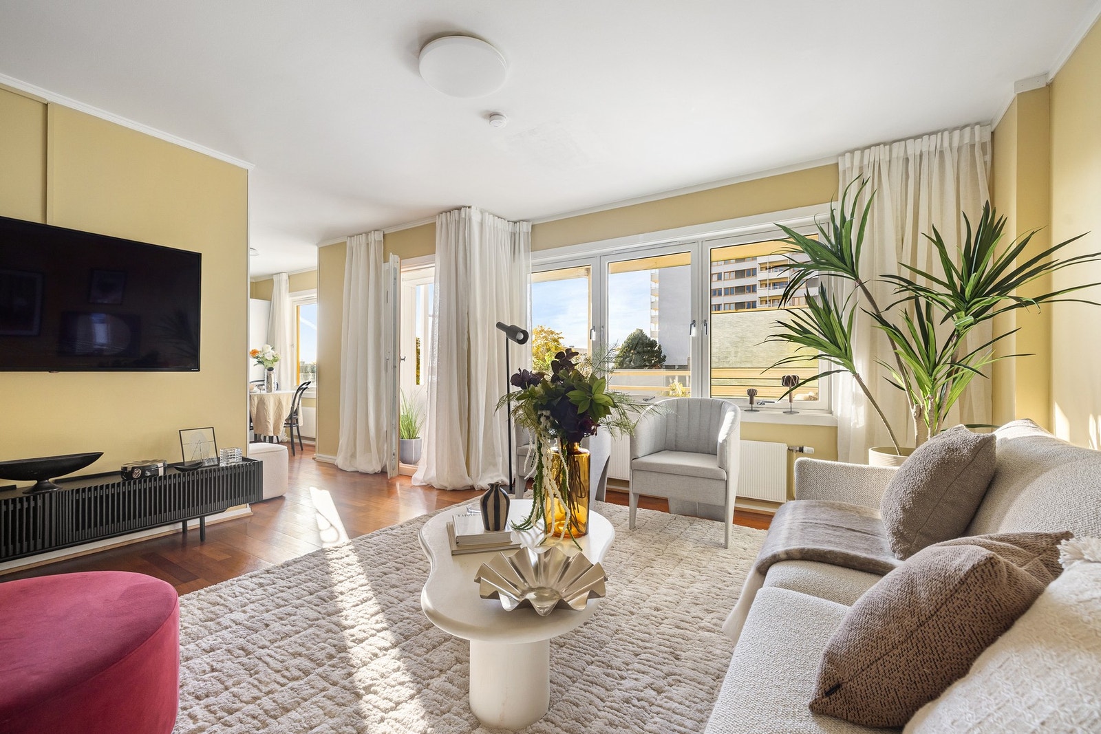 Planløsningen gir fleksible møbleringsmuligheter med god plass til sofagruppe og TV-møbler. Galleribilde