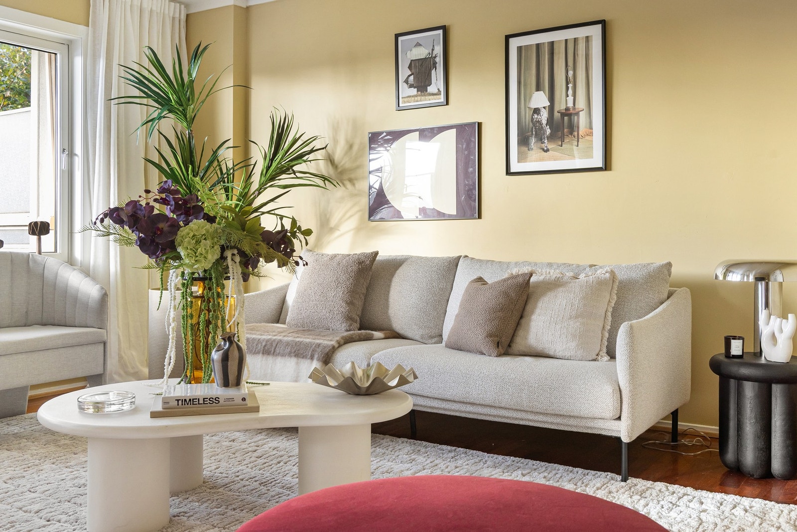 Boligen fremstår moderne og innbydende med delikate fargevalg og pen enstavs eikeparkett på gulv. Galleribilde