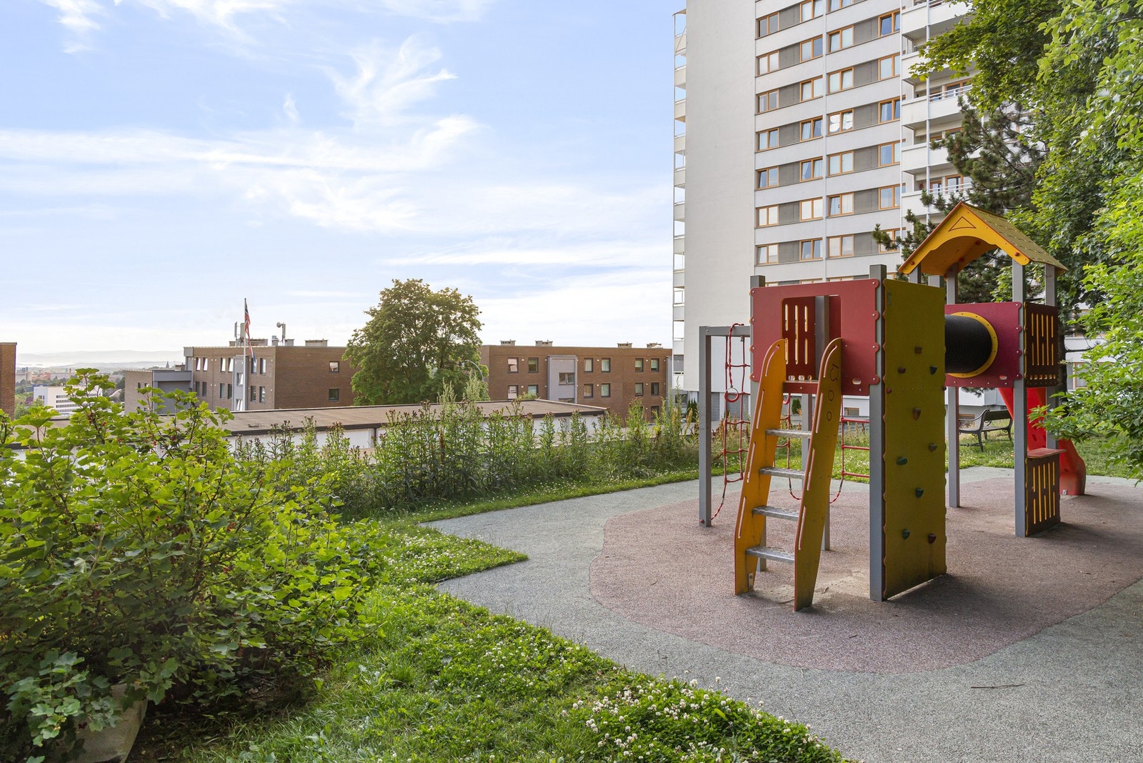 Lekeplass for de små på sameiets tomt. Galleribilde