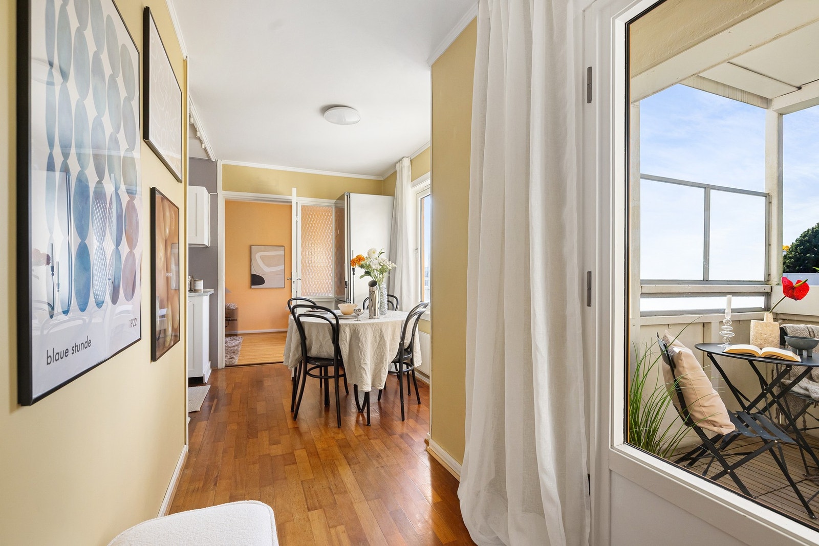 Boligens kjøkken er delvis adskilt fra stuen og gjør det mulig å trekke seg tilbake for å lage dagens måltider i fred og ro. Galleribilde