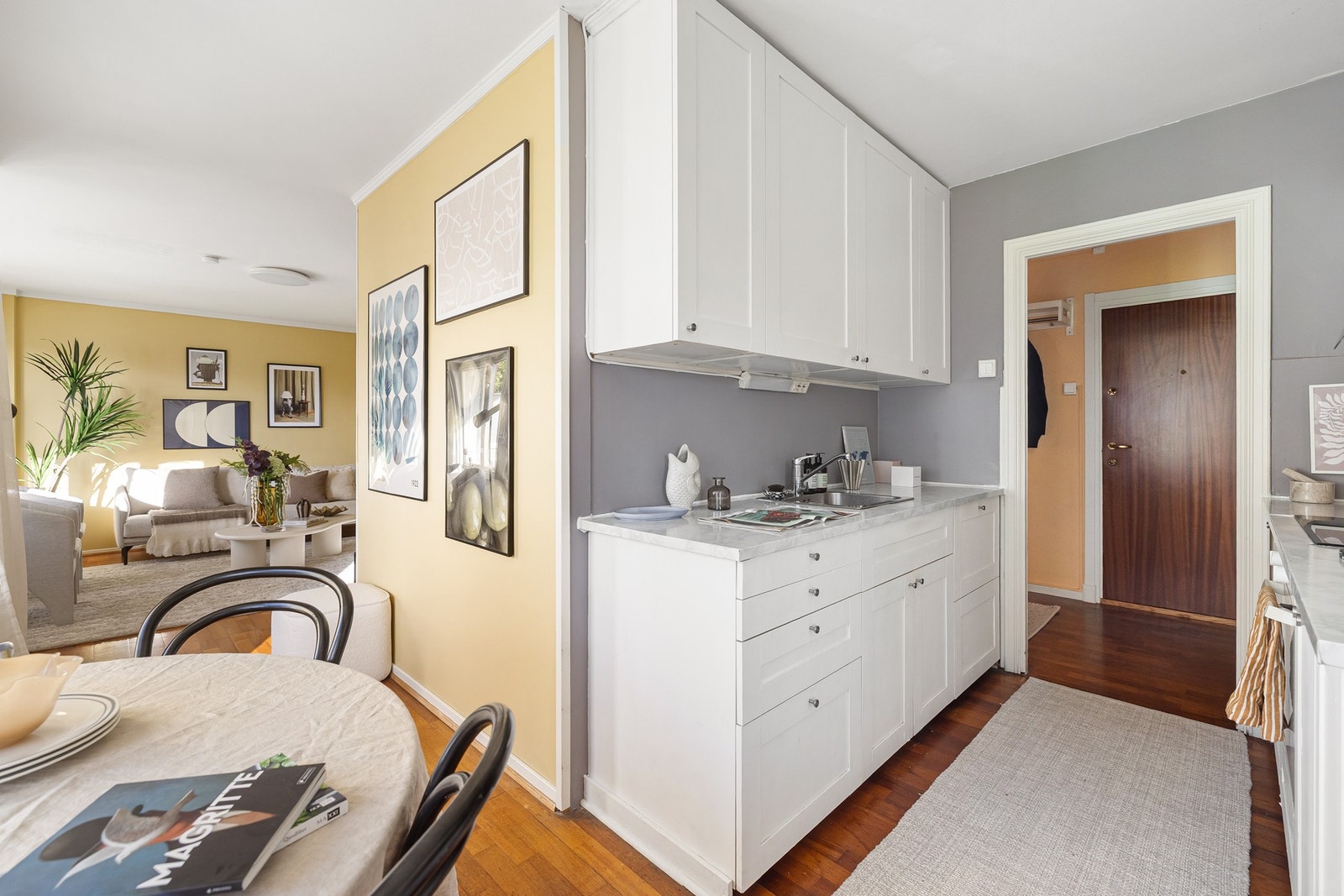 Stilrent kjøkken fra 2018 med god skap- og benkeplass. Galleribilde