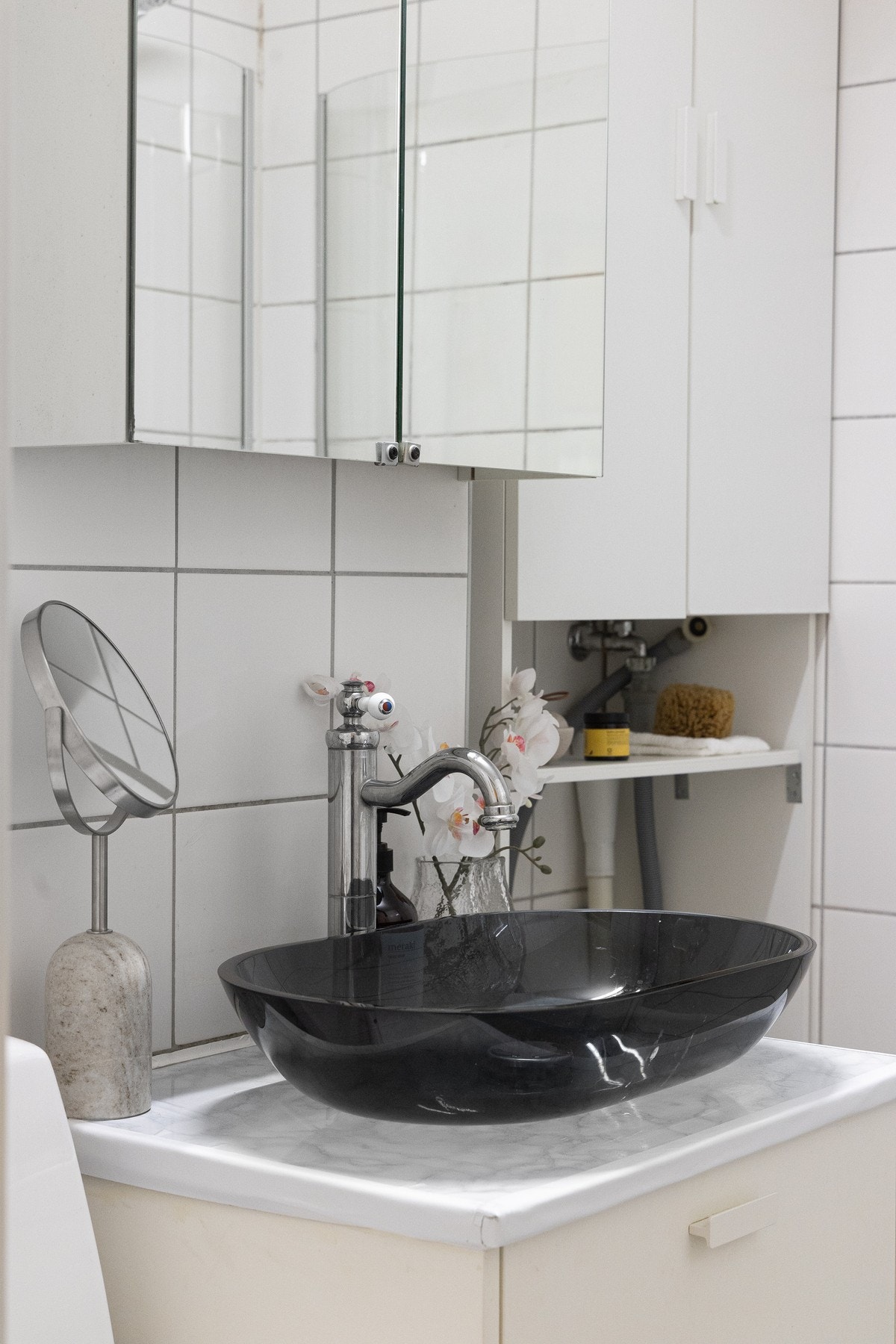 Baderommet er oppgradert med ny servant og nytt baderomsskap. Det er også opplegg for vaskemaskin. Galleribilde