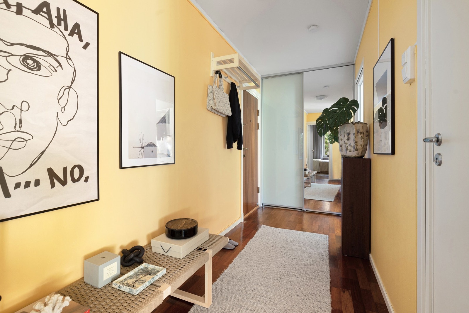 Entré med gode oppbevarings muligheter. Galleribilde