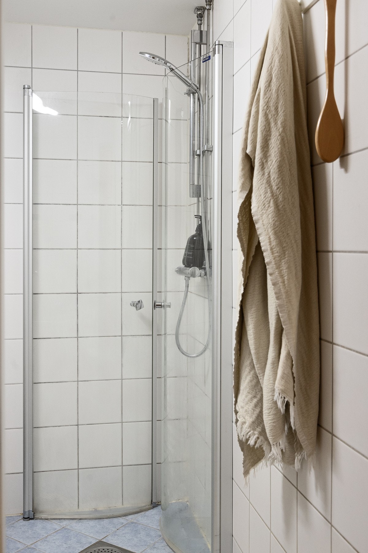 Videre er det dusjhjørne med innfellbare glassdører som frigjør plass på gulvet. Galleribilde