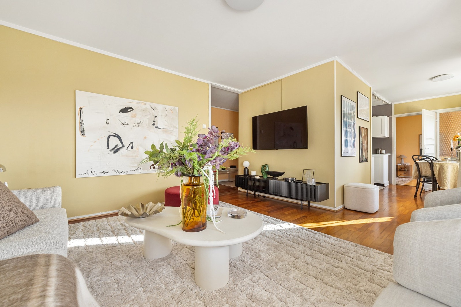 Rommet har en behagelig atmosfære. Veggene i stuen er nymalte i 2025. Galleribilde