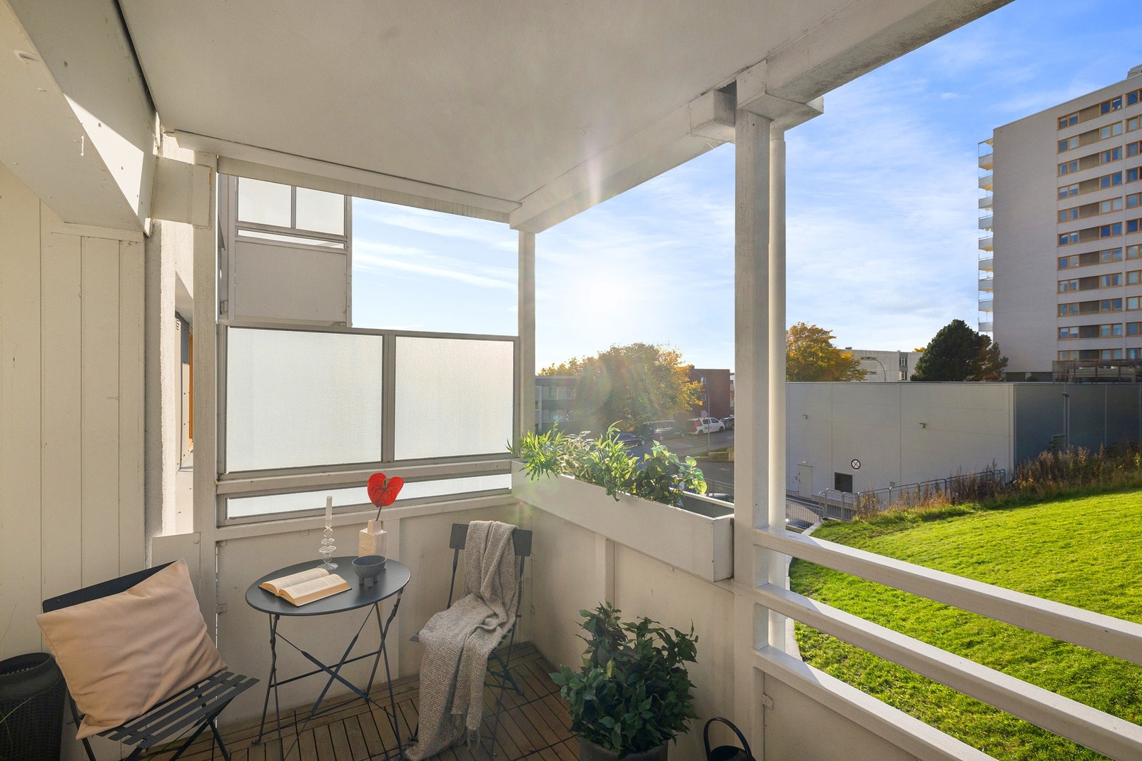 Her kan du enkelt innrede med utemøbler, beplanting og grill. Galleribilde