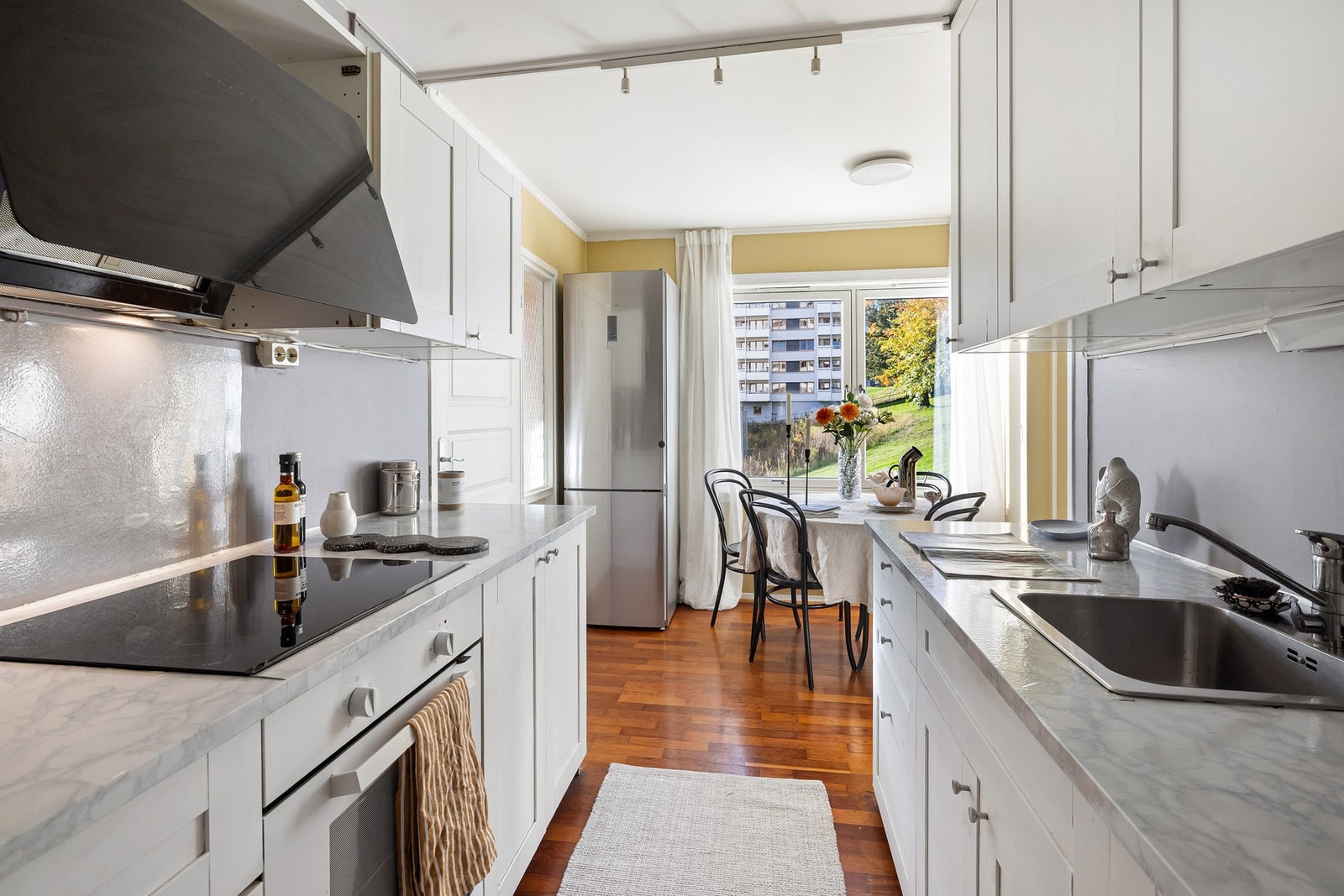 De integrerte hvitevarerene som følger salget er oppvaskmaskin og stekeovn med keramisk koketopp. Galleribilde