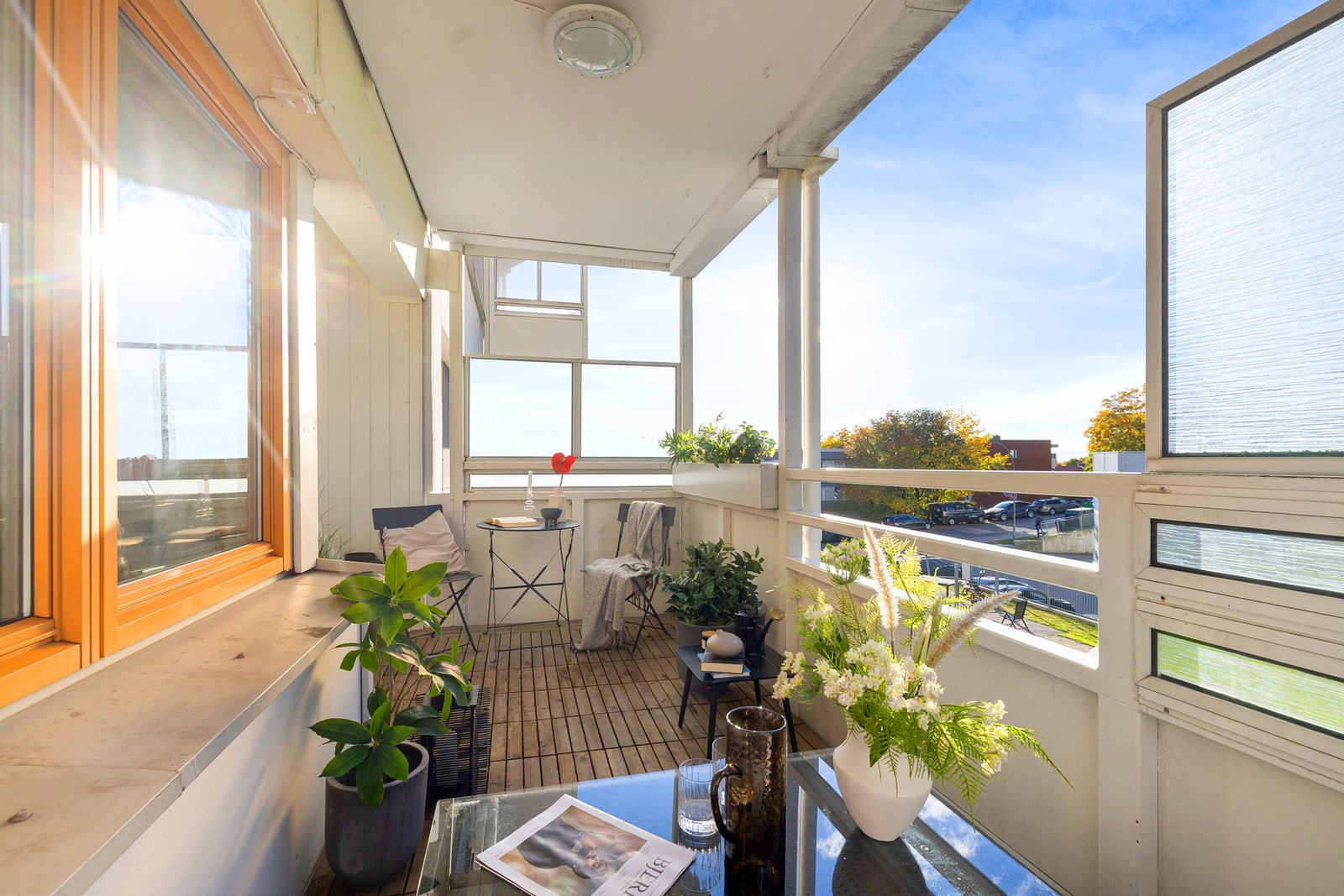 Leiligheten har en stor og solfylt balkong, 2 soverom og familievennlige fellesarealer. Galleribilde