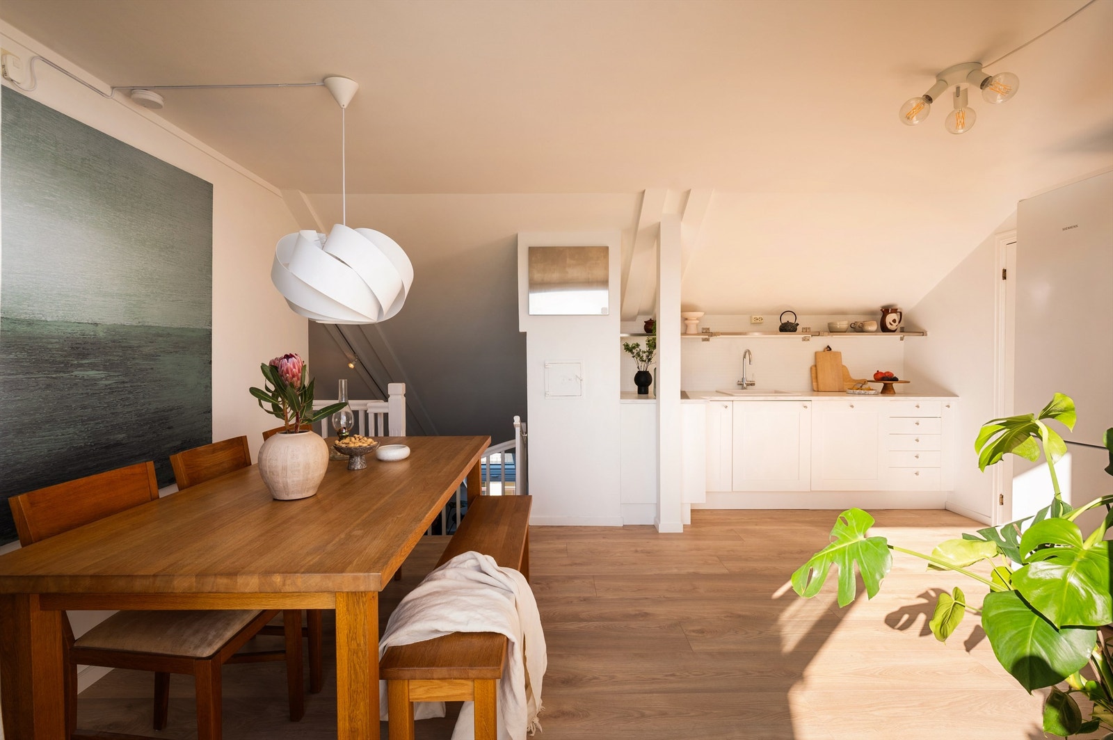 Det er også godt med plass til et stort spisebord på kjøkkenet, perfekt for sosiale sammenkomster. Galleribilde