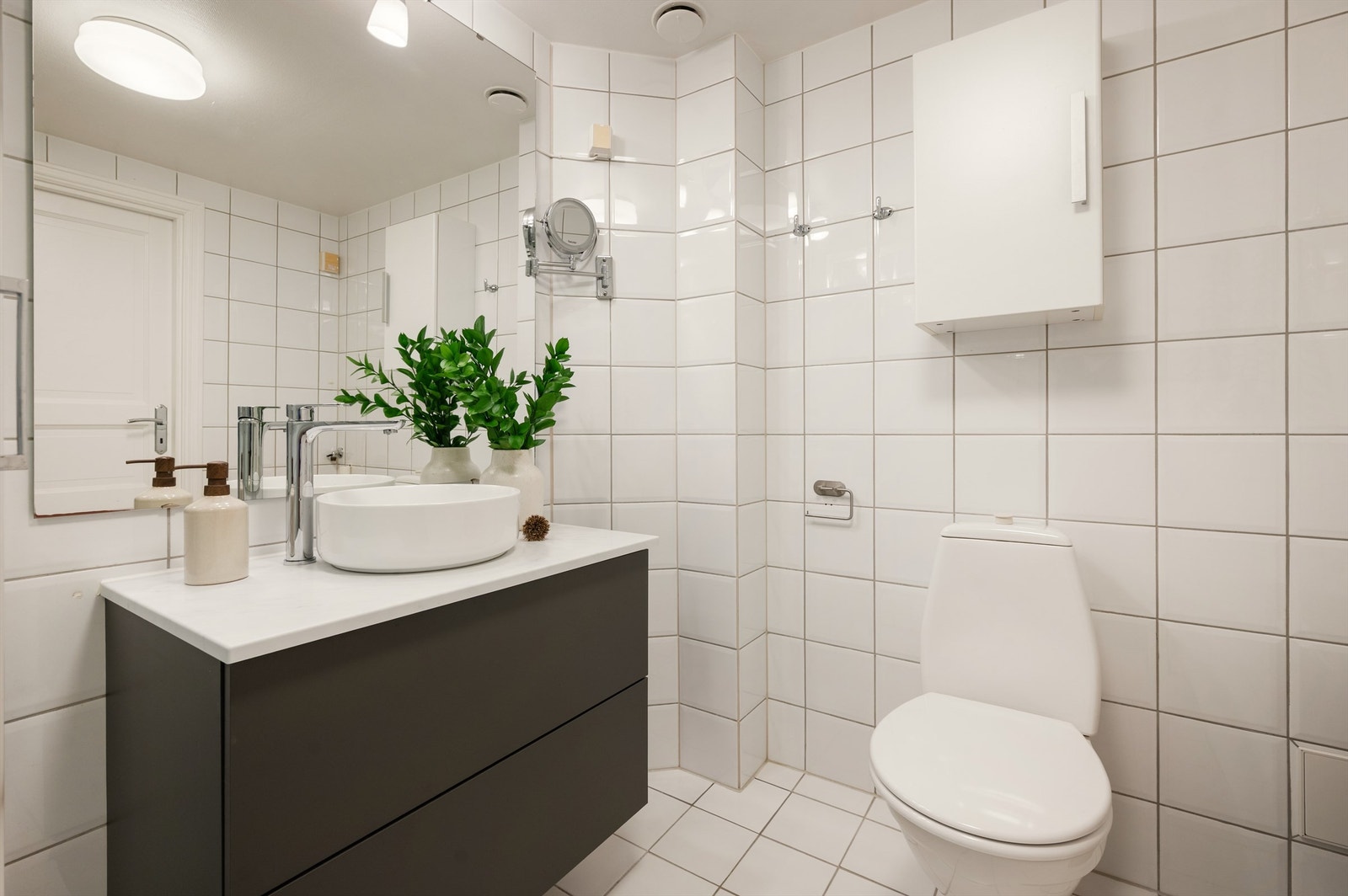 Til oppbevaring har badet vegghengt servantskap med ovenpåliggende servant og ett-greps armatur. Galleribilde