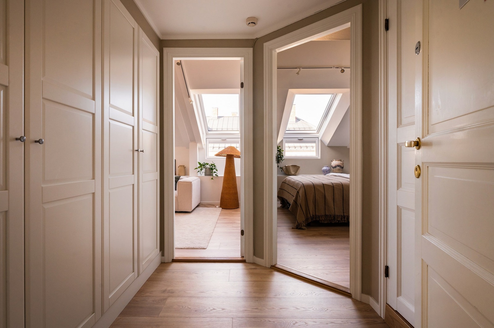 I entreen finnes det rikelig med oppbevaringsplass, blant annet et stort garderobeskap. Galleribilde