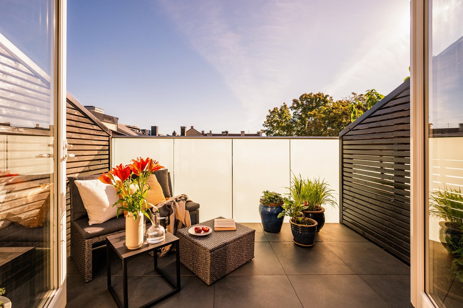 Kjøkkenet får en naturlig utvidelse mot balkongen gjennom doble dører som kan åpnes opp og skape en herlig ute/inne-følelse i sommerhalvåret. Galleribilde