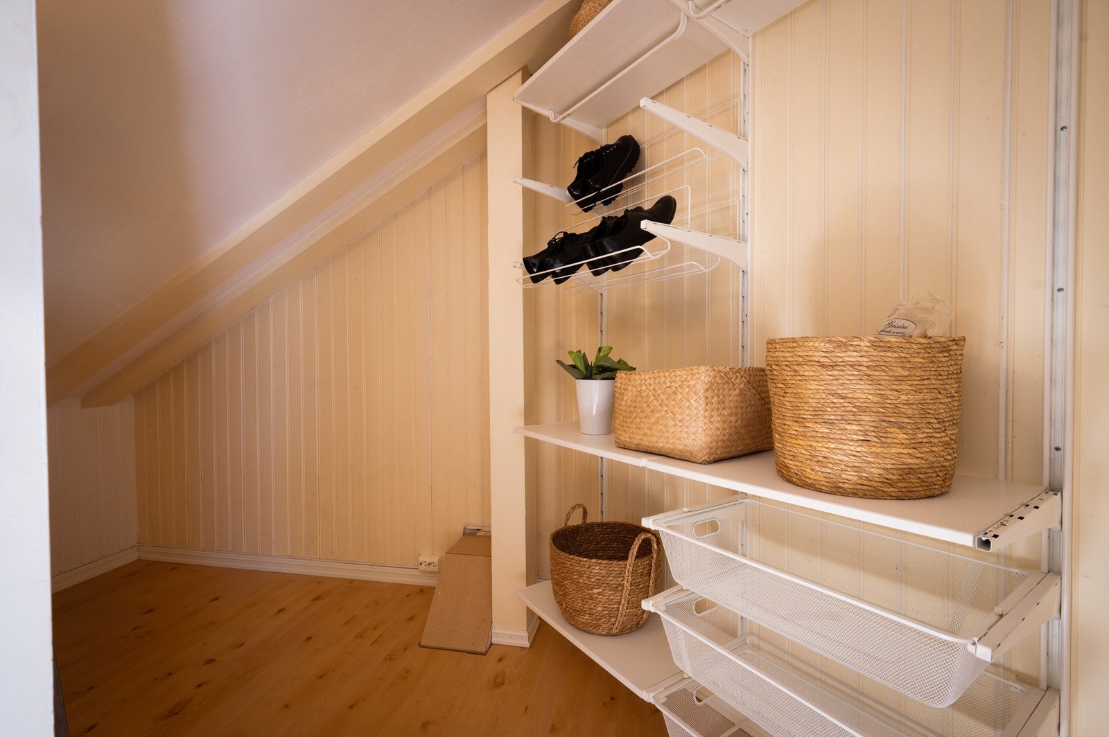 Stor innvendig bod som er perfekt til oppbevaring av ting man vil ha tilgjengelig, men ikke synlig. Galleribilde