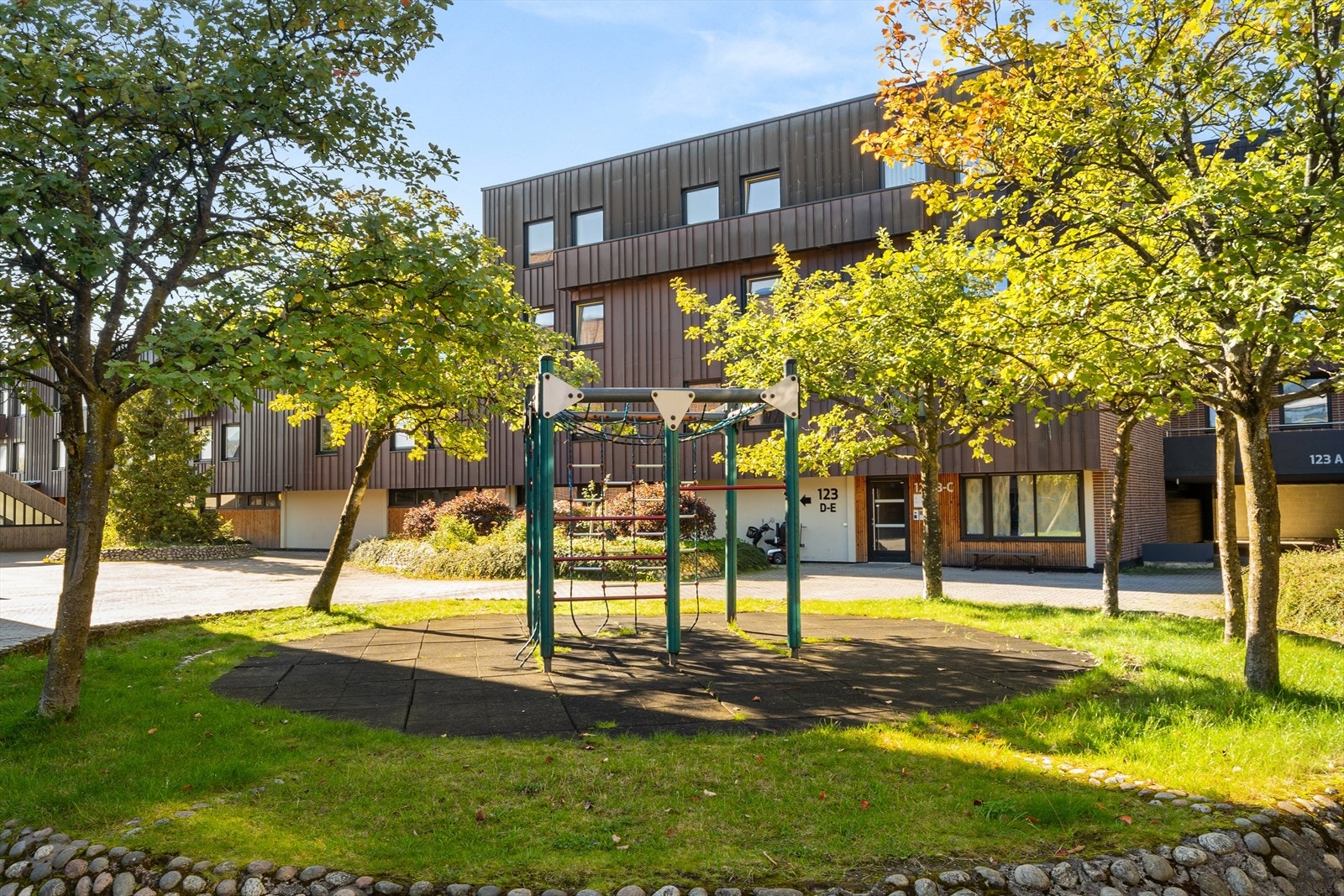 Meget barnevennlig omgivelser med lekeplass og sitte benker i nærheten. Galleribilde