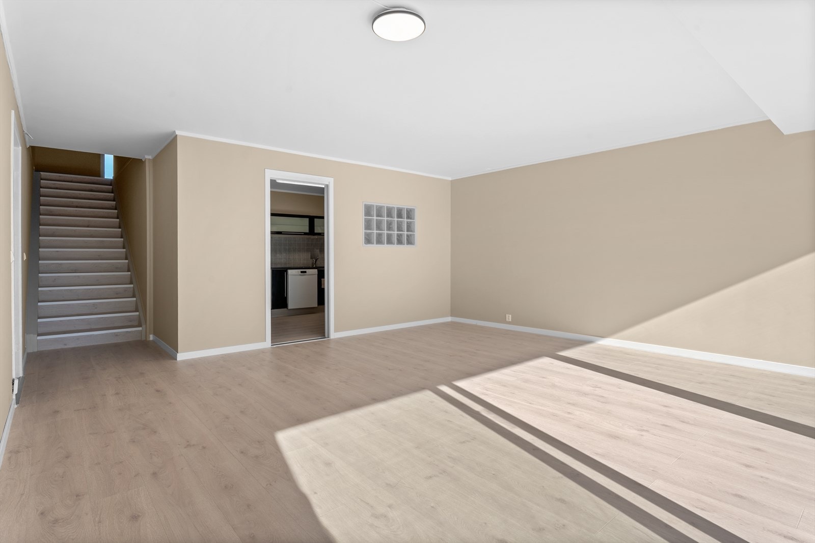 Stuen har nye laminatgulv fra 2025 og fine overflater. Her er det god plass til sofamøblement og spisebord. Galleribilde