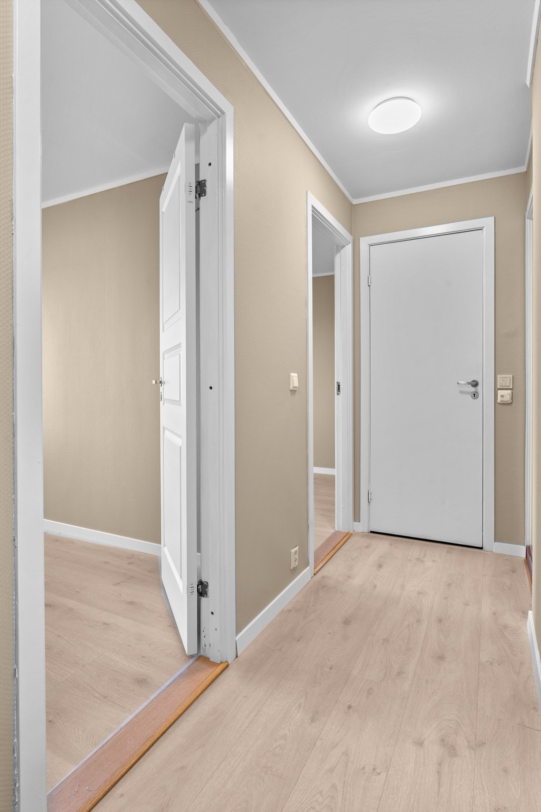 Fra entréen er det direkte adkomst til soverom, stue og trappeadkomst opp til leilighetens andre plan. Galleribilde