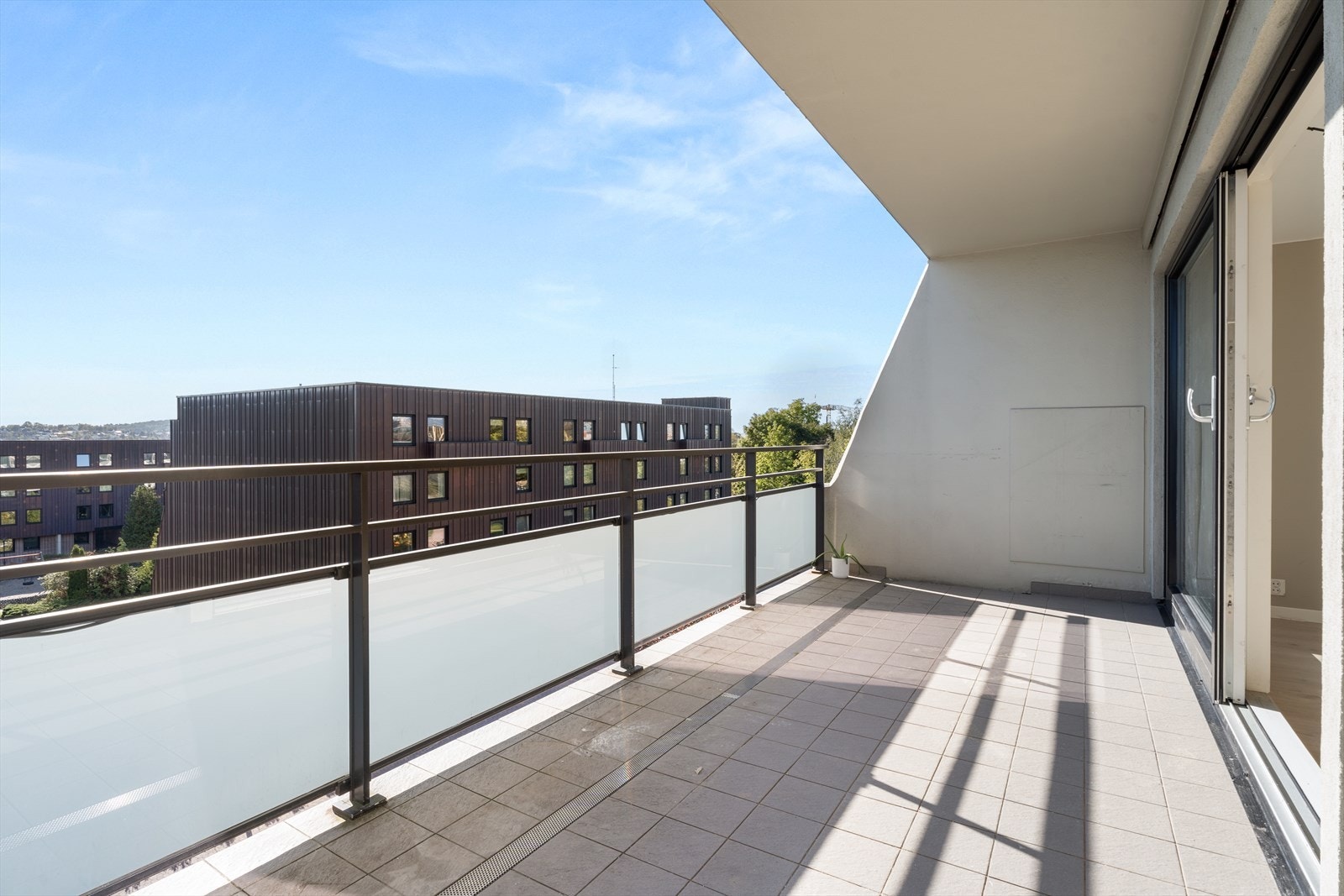 Velkommen til Ulvenveien 117B, en stor 4-roms over 2 plan med garasjeplass og to balkonger. Galleribilde