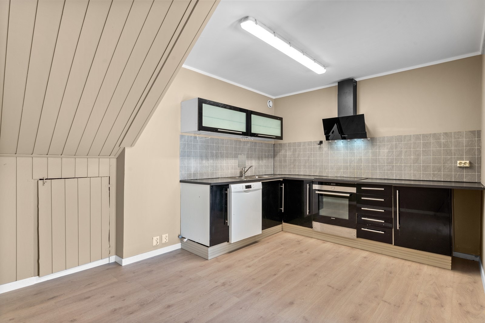 Kjøkkenet har innredning med glatte fronter. Benkeplaten er av
laminat. Det er oppvaskmaskin, nedfelt platetopp og innebygget
stekeovn. Galleribilde