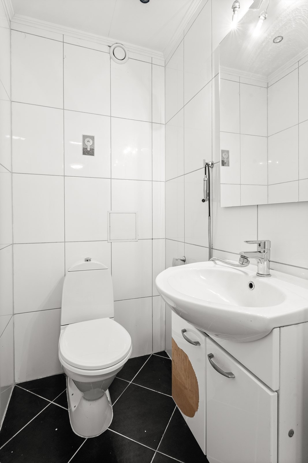 I tillegg er det etablert et flislagt toalettrom med wc og vask. Rommet var tidligere en bod/kott og er ikke bruksendret. Galleribilde