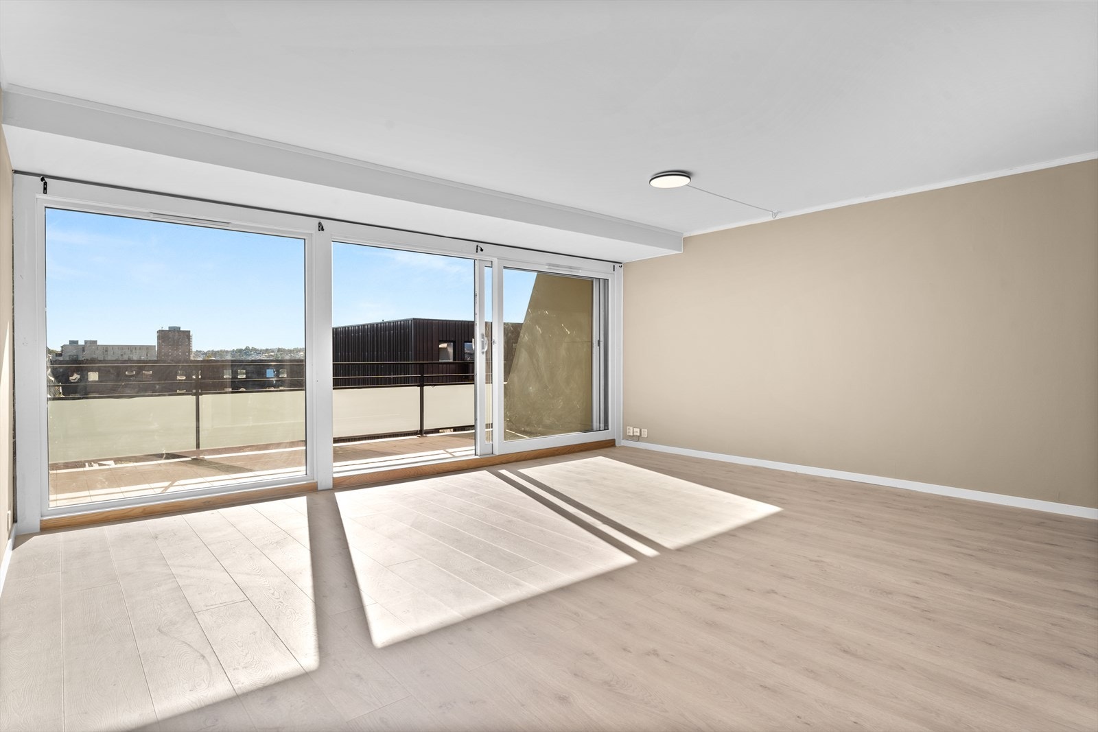 Leiligheten har en stor og romslig stue med store vindusflater og utgang til en solrik terrasse på ca. 11 kvm. Galleribilde