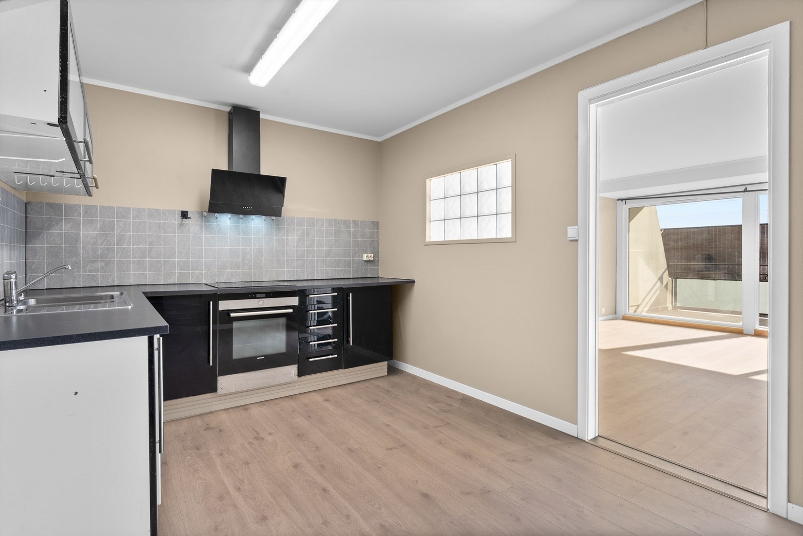 Det er kjøkkenventilator med kullfilter. Galleribilde