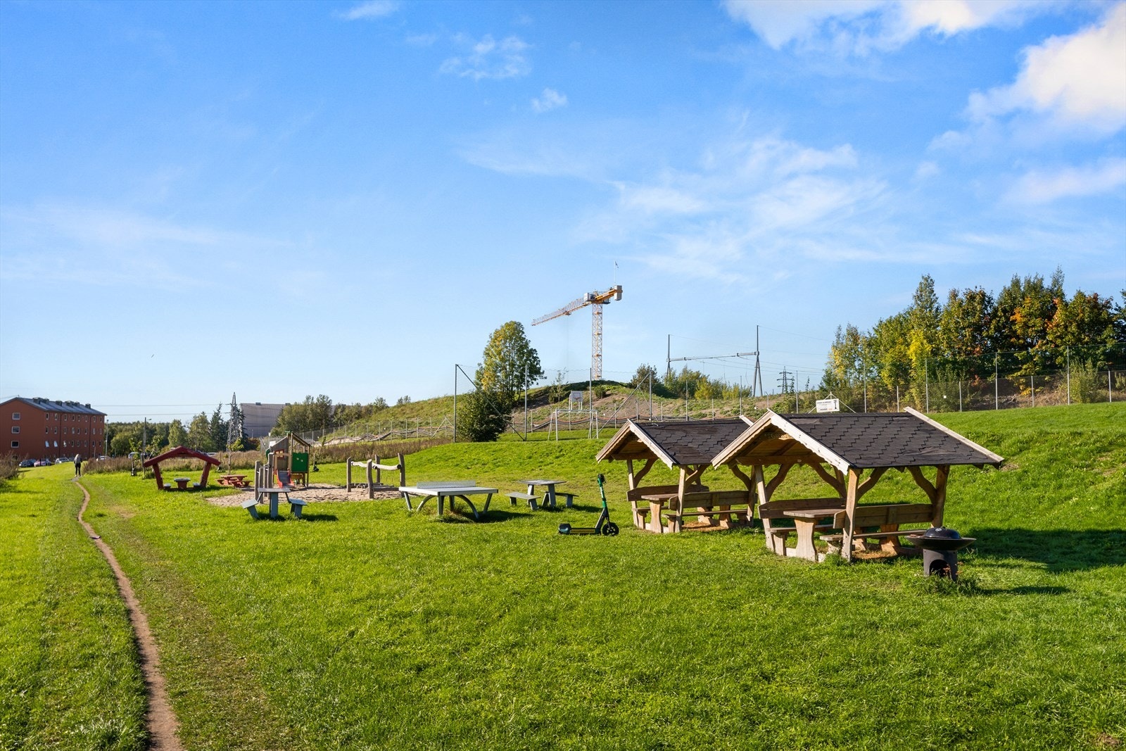 Nærområdet byr også på flotte grøntarealer med gode tur- og rekreasjonsmuligheter, blant annet Hovindammen som er en liten idyll med omkringliggende gangstier, sittebenker og grønne lunger. Galleribilde
