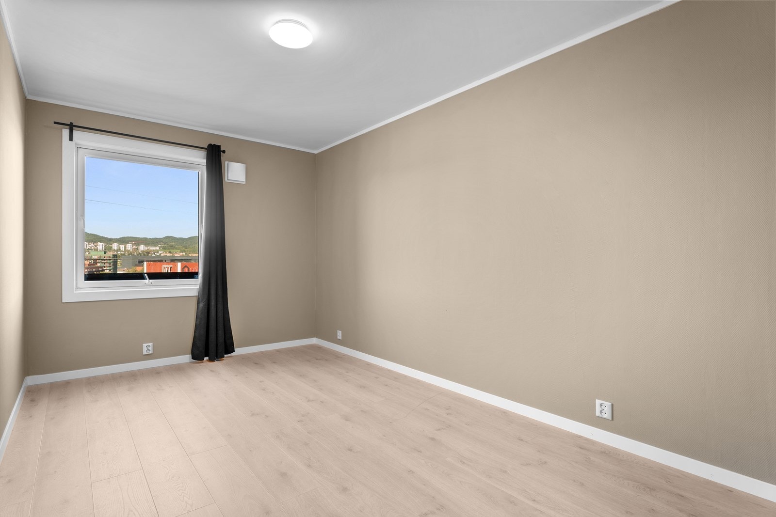 I leilighetens andre etasje er det 2 stk soverom i god størrelse med plass til seng og garderobeskap. Galleribilde