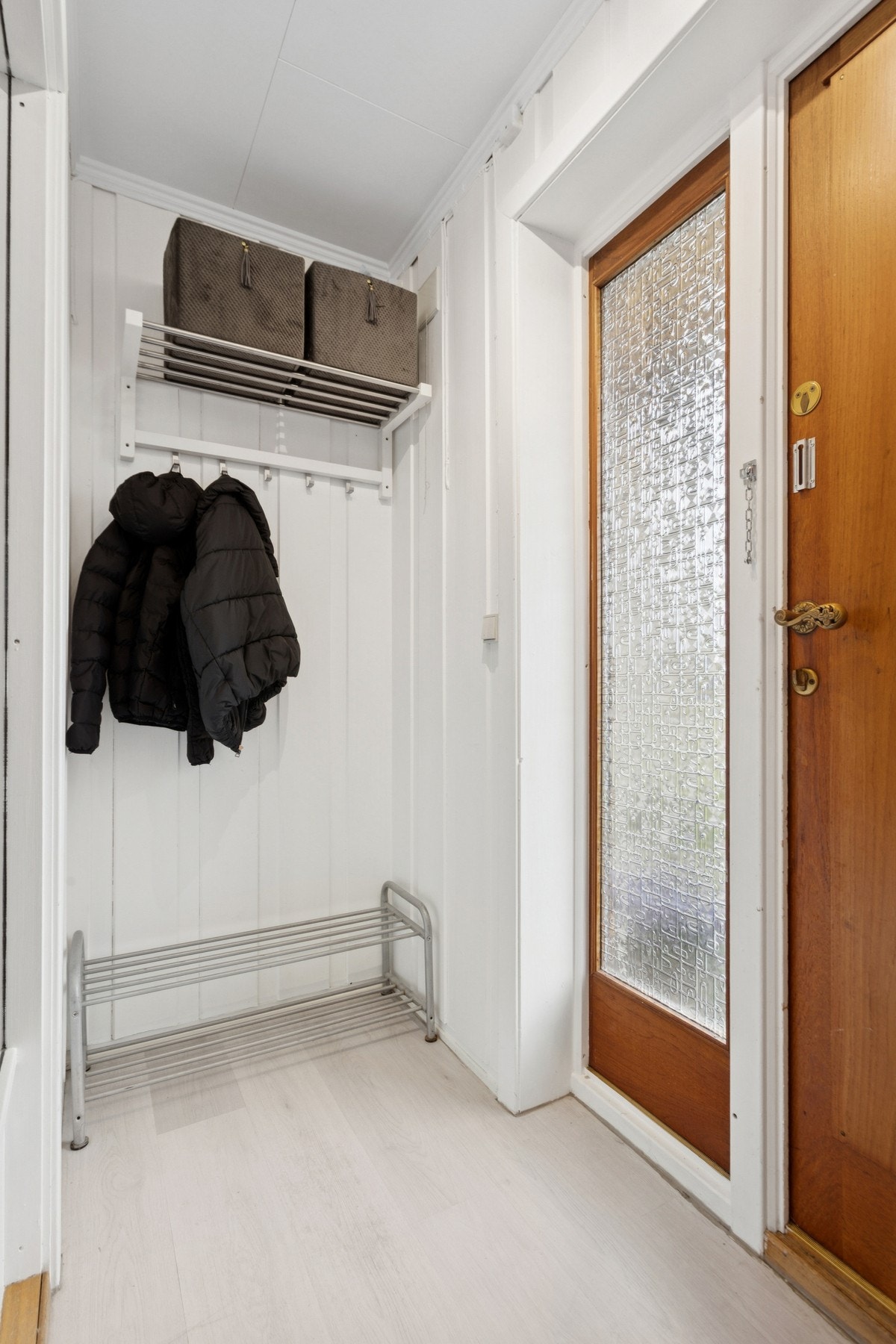 Hybelen har egen inngangsdør (Hybelen er ikke godkjent som selvstendig boenhet, men kan lovlig leies ut). Galleribilde