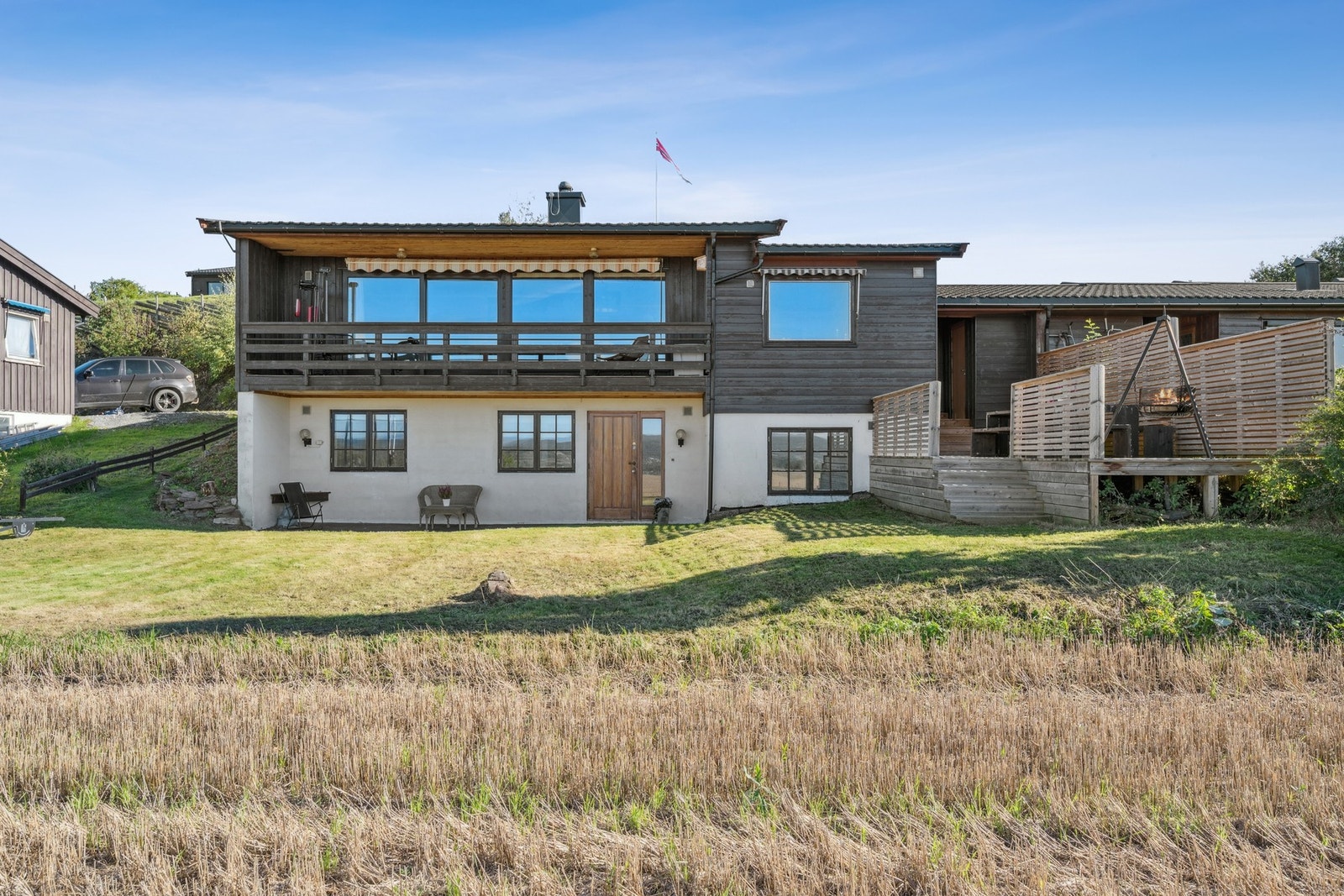 Fine uteplasser - ingen naboer foran som gjør at du får en fantastisk utsikt. Galleribilde