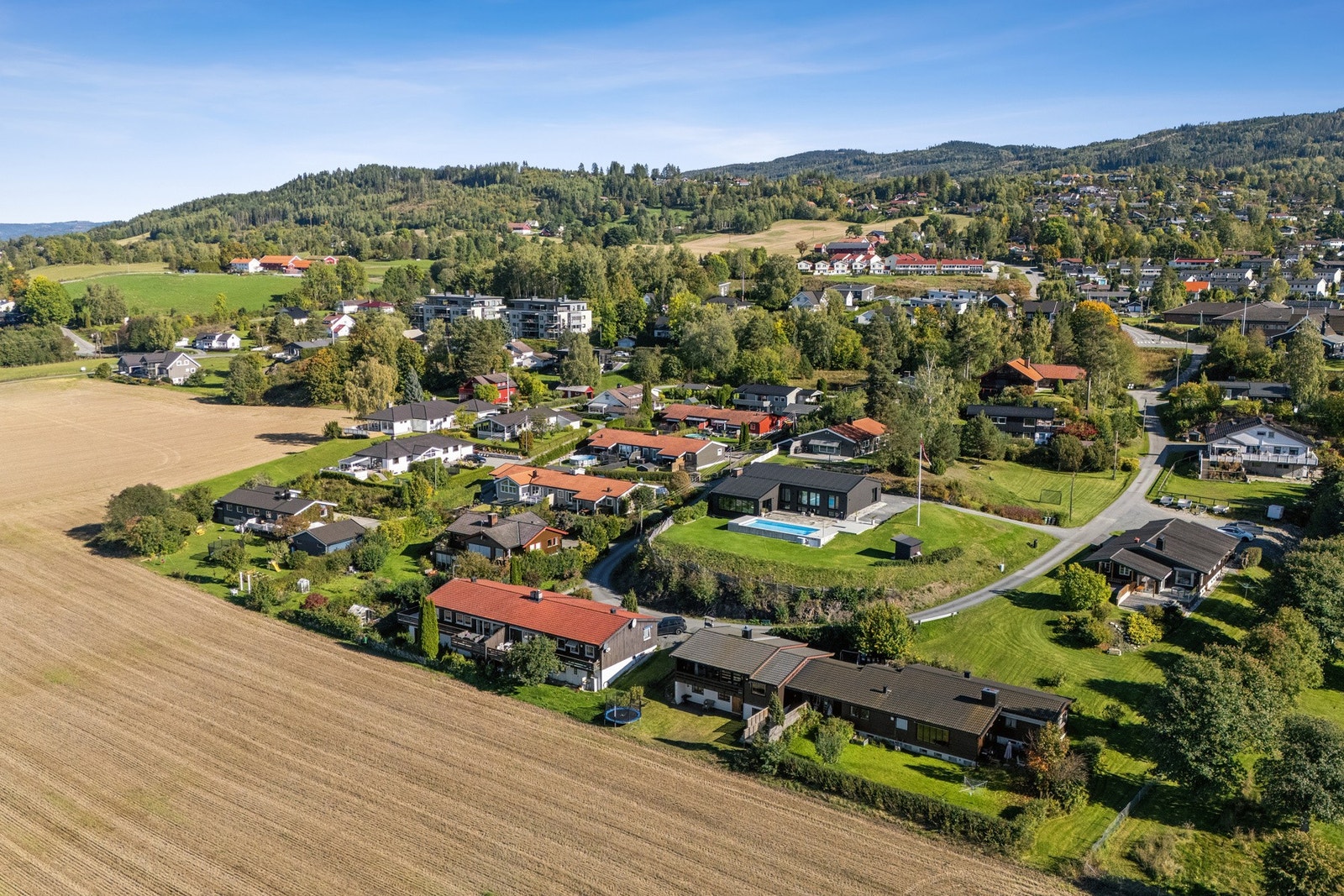 Et svært attraktivt og familievennlig område kjent for sitt gode bomiljø og vakre omgivelser. Galleribilde