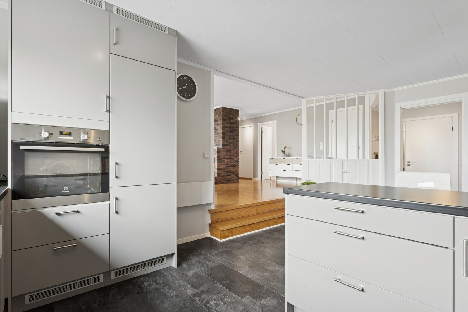 Kjøkkenet ligger i tilknytning stuen/spisestuen. Galleribilde