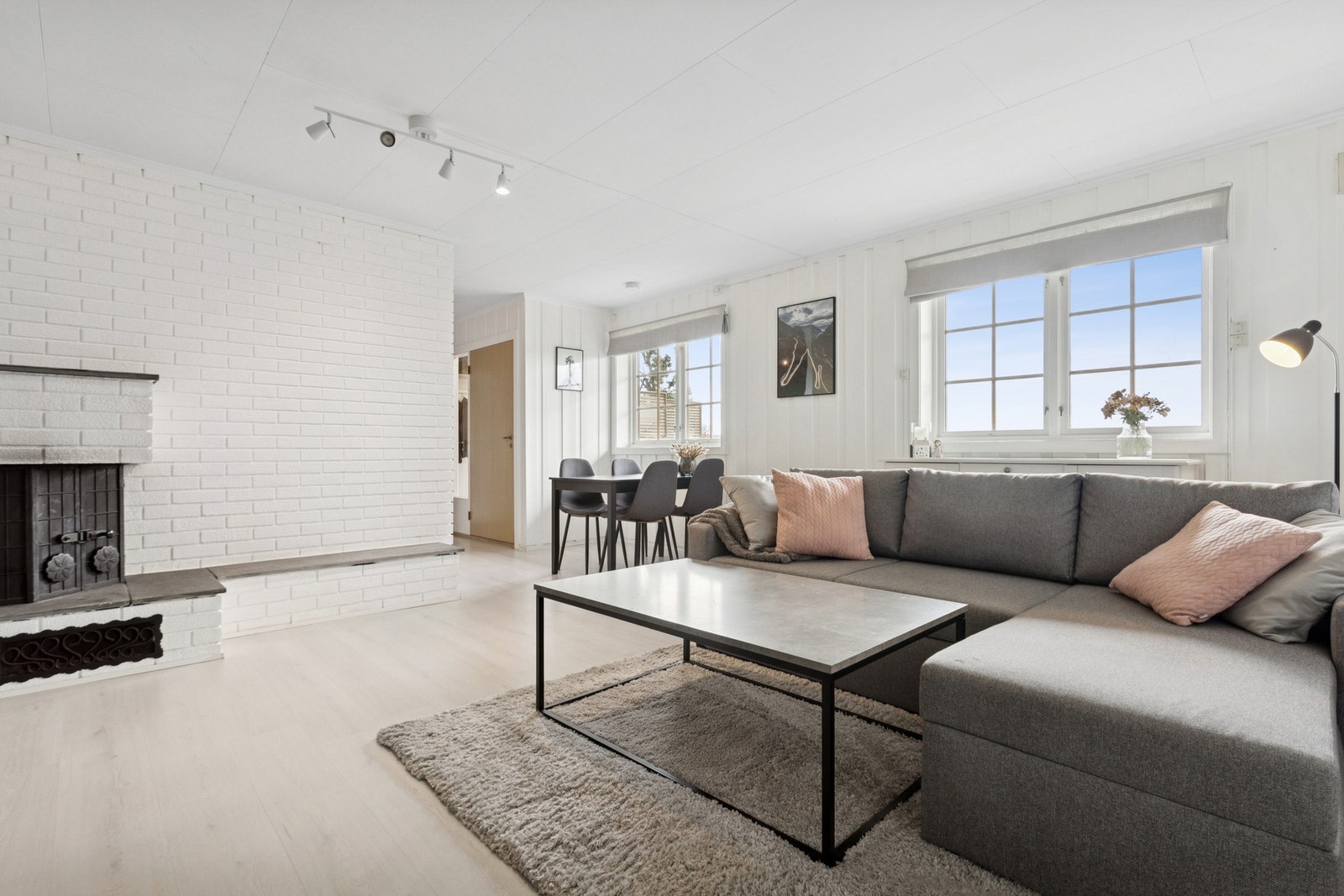 Lys stue med fin plass til sofagruppe. Galleribilde