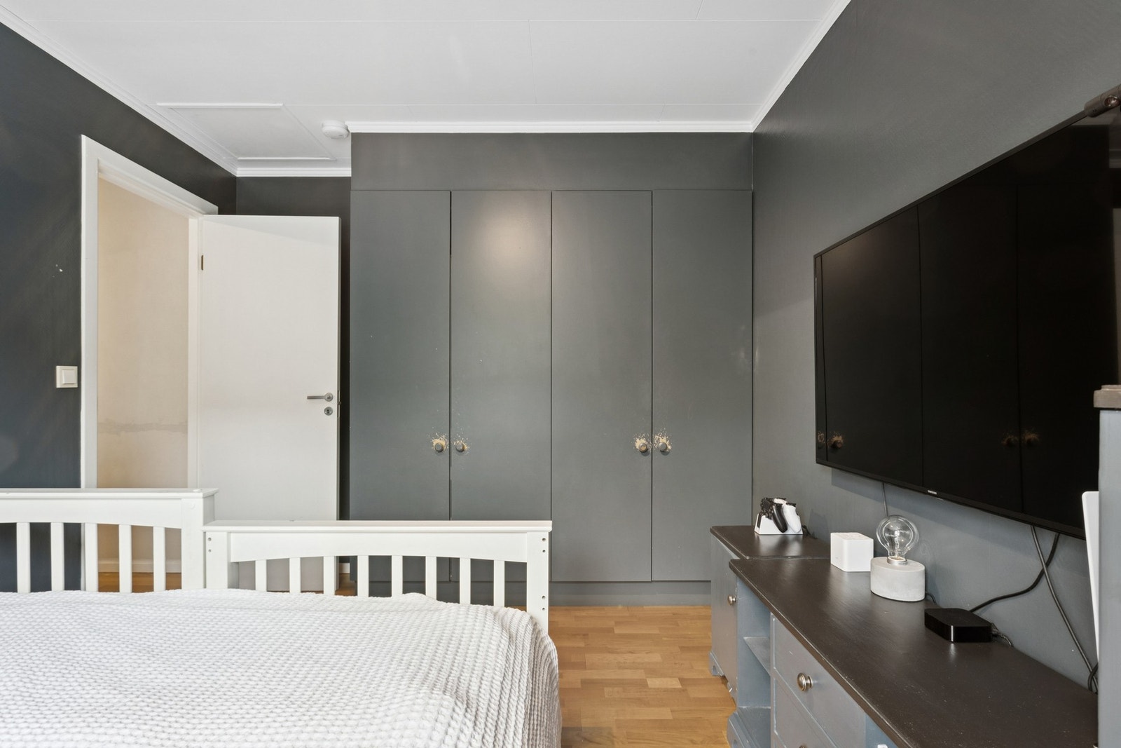 Garderobeskap på dette soverommet. Galleribilde