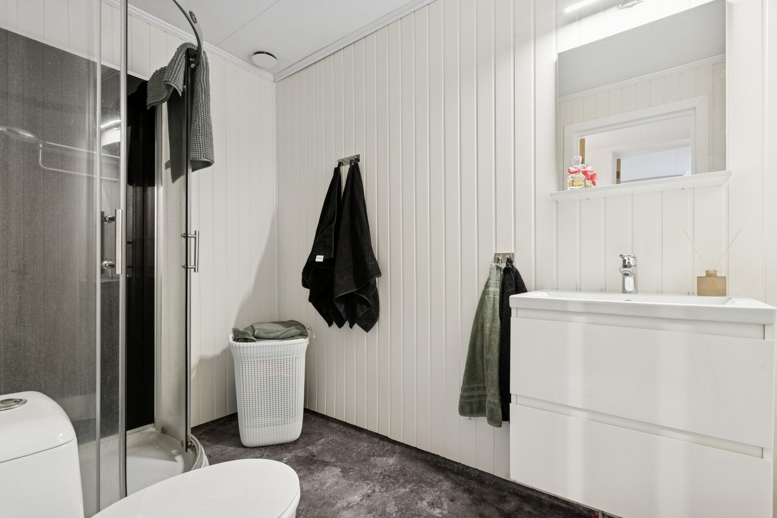 Baderommet i hybelen er innredet med dusjkabinett, klosett og servantinnredning. Galleribilde