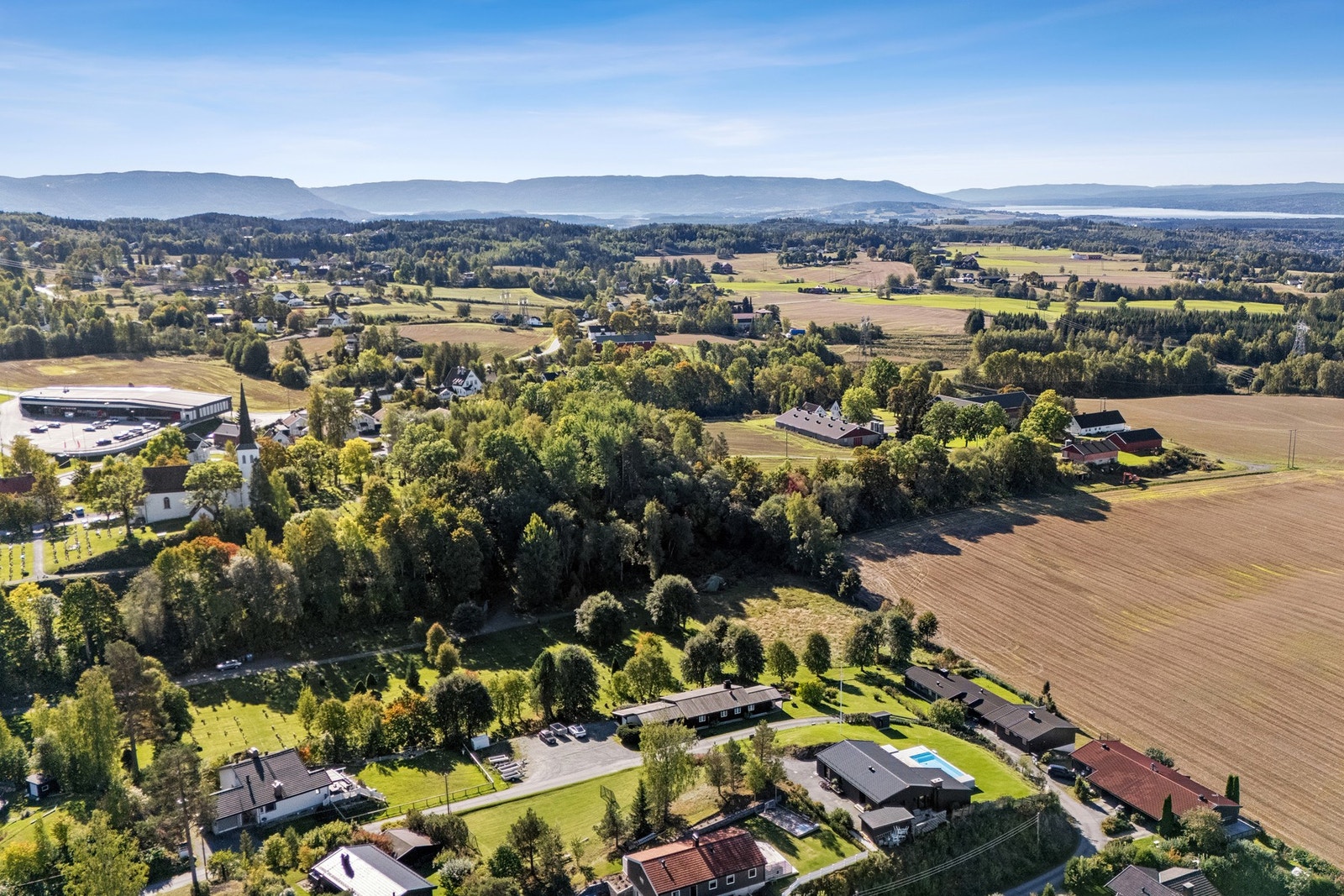 Her bor man tilbaketrukket og usjenert, med flott utsikt over åpne jordbruksområder, skogkledde åser og fjellkjeden i horisonten. Galleribilde