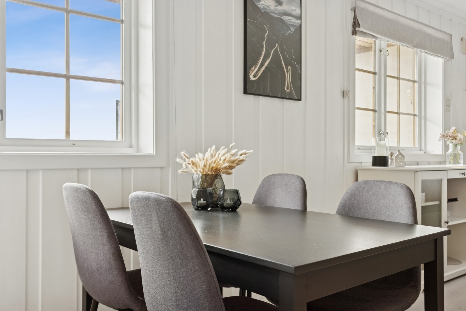 Spiseplass i tilknytning kjøkkenet. Galleribilde