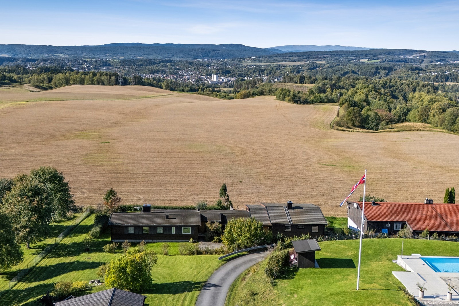 Eiendommen har en idyllisk og solrik plassering innerst i et blindfelt på populære Løkenåsen i Haugsbygd. Galleribilde