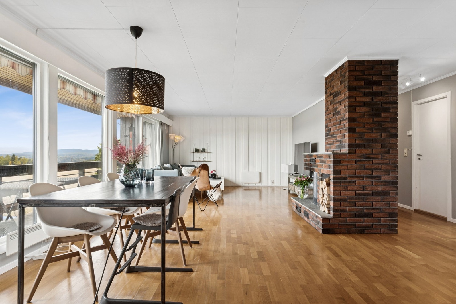 Her har du store vindusflater som slipper godt med naturlig lys inn. Galleribilde