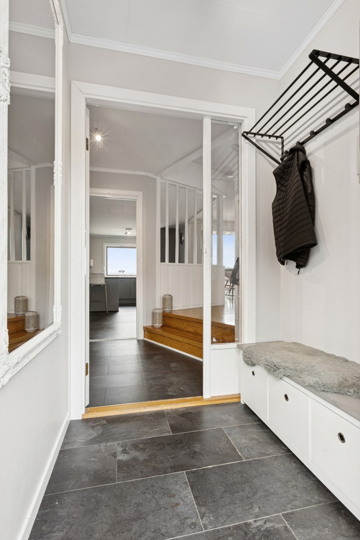 Velkommen inn - Lys entré med fin plass til å hensette sko og yttertøy. Galleribilde