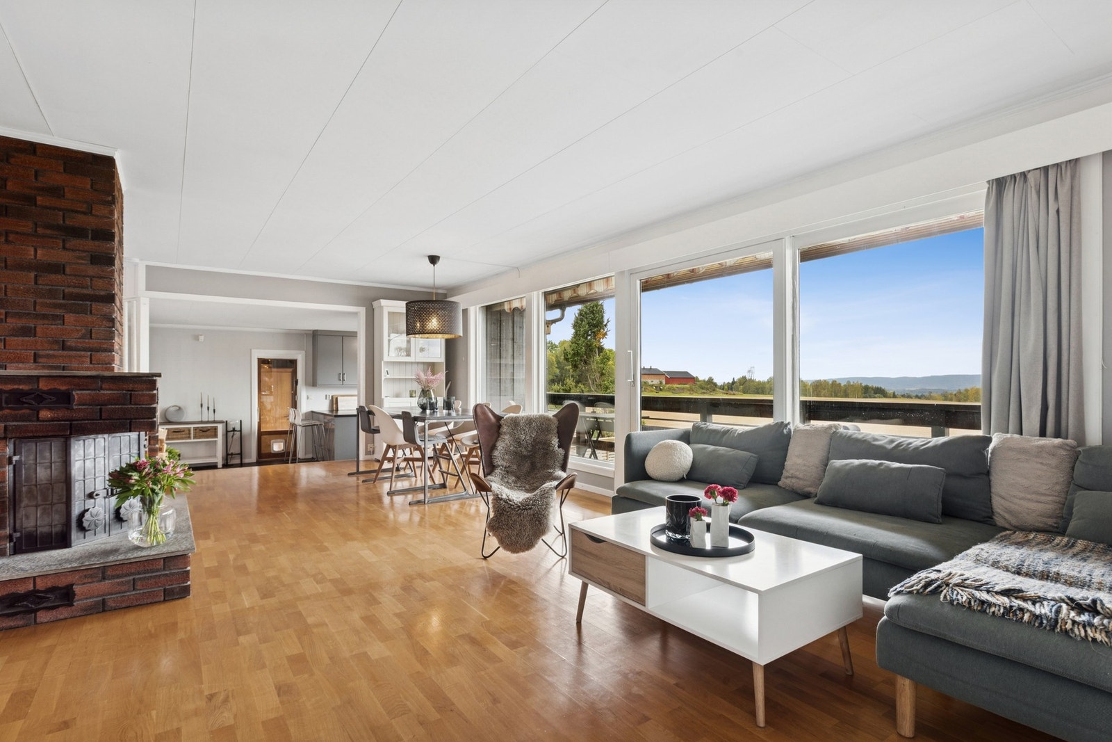 Det er god plass til sofagruppe og annet møblement i den luftige stuen. Galleribilde