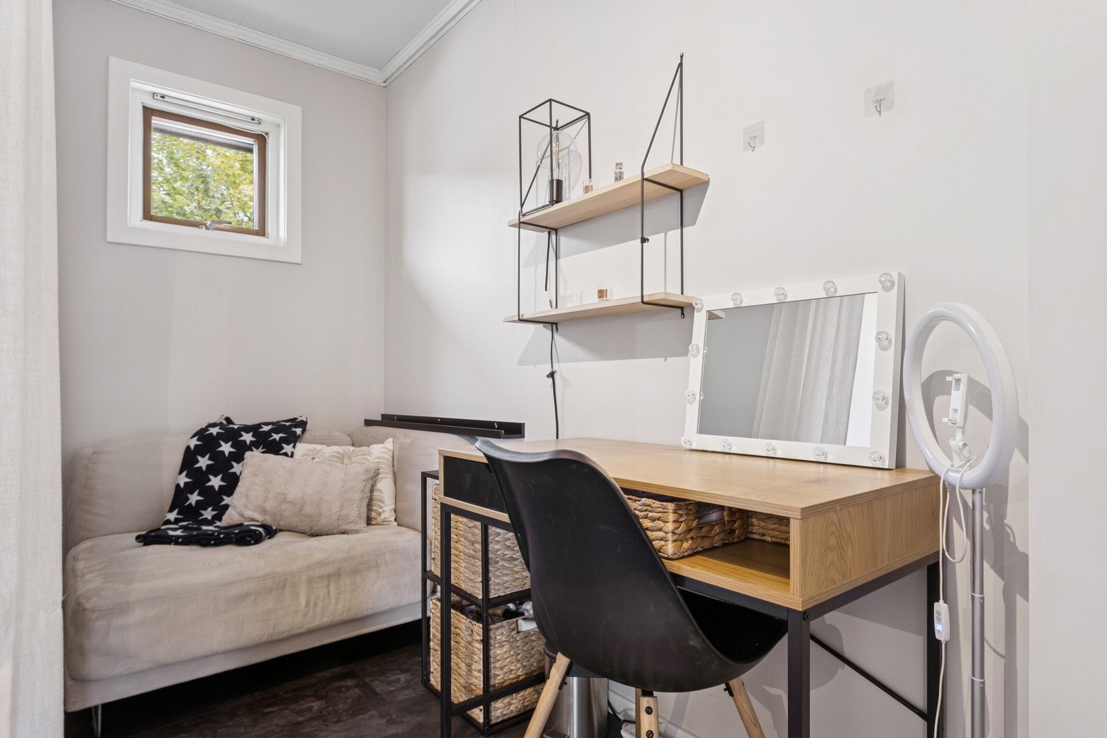 I tillegg er et rom i hovedetasjen innredet som kontor (Ikke godkjent oppholdsrom). Galleribilde