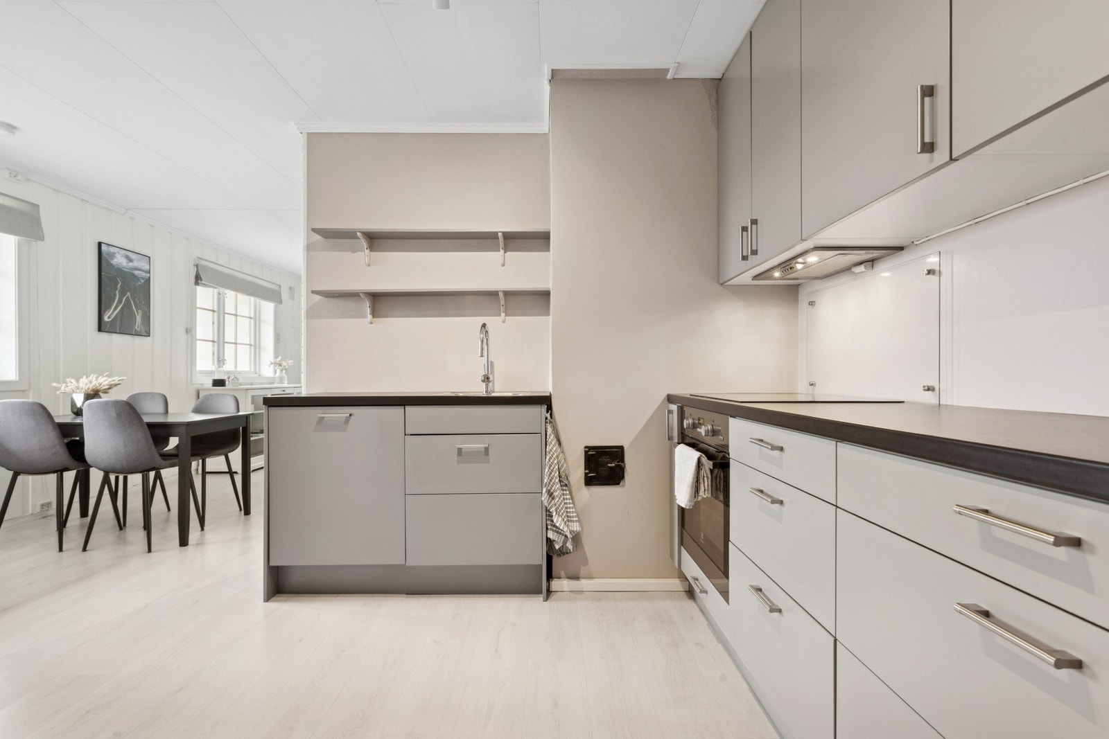 Kjøkkenet i hybelen har en god kvalitet og ligger i åpen løsning. Galleribilde