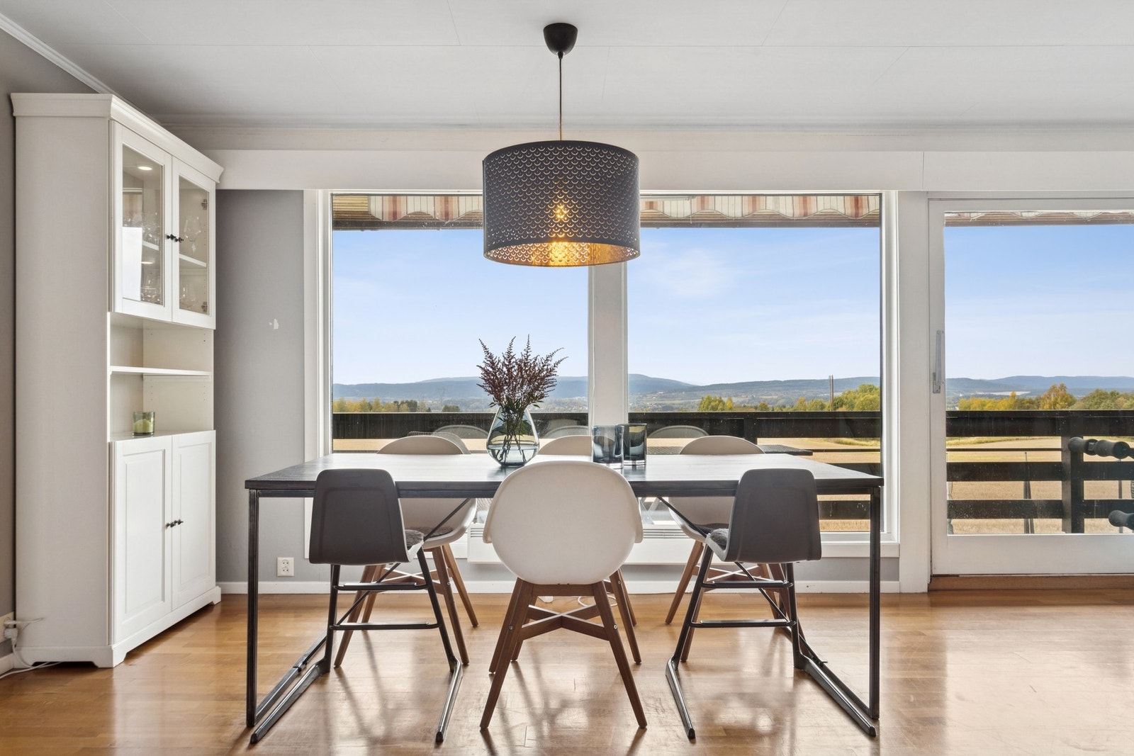 Fra spiseplassen kan du nyte utsikten over landskapet. Galleribilde