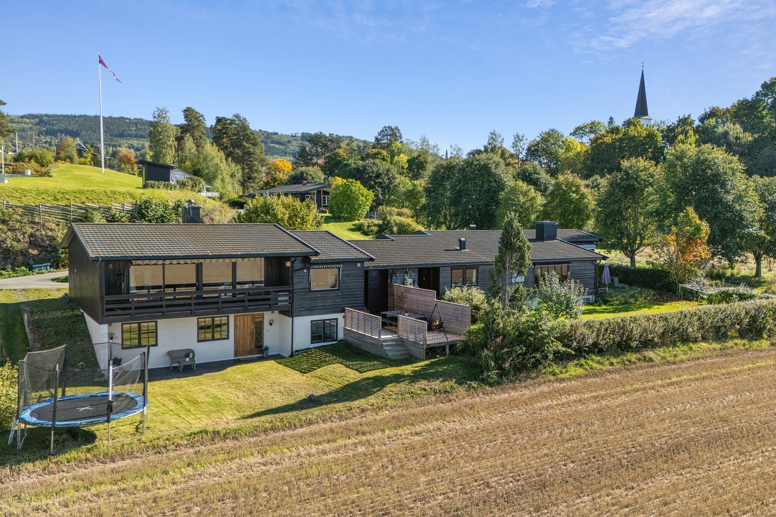 Kjedet enebolig med hybel - Usjenert beliggenhet med nydelig utsikt. Galleribilde