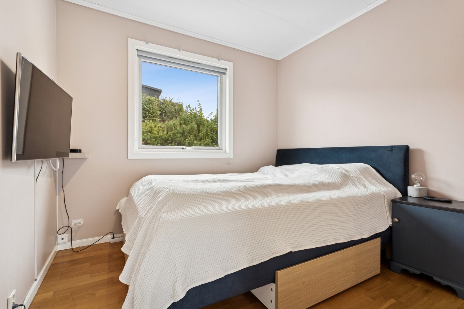 Boligens andre soverom er lyst og har fin plass til dobbeltseng. Galleribilde