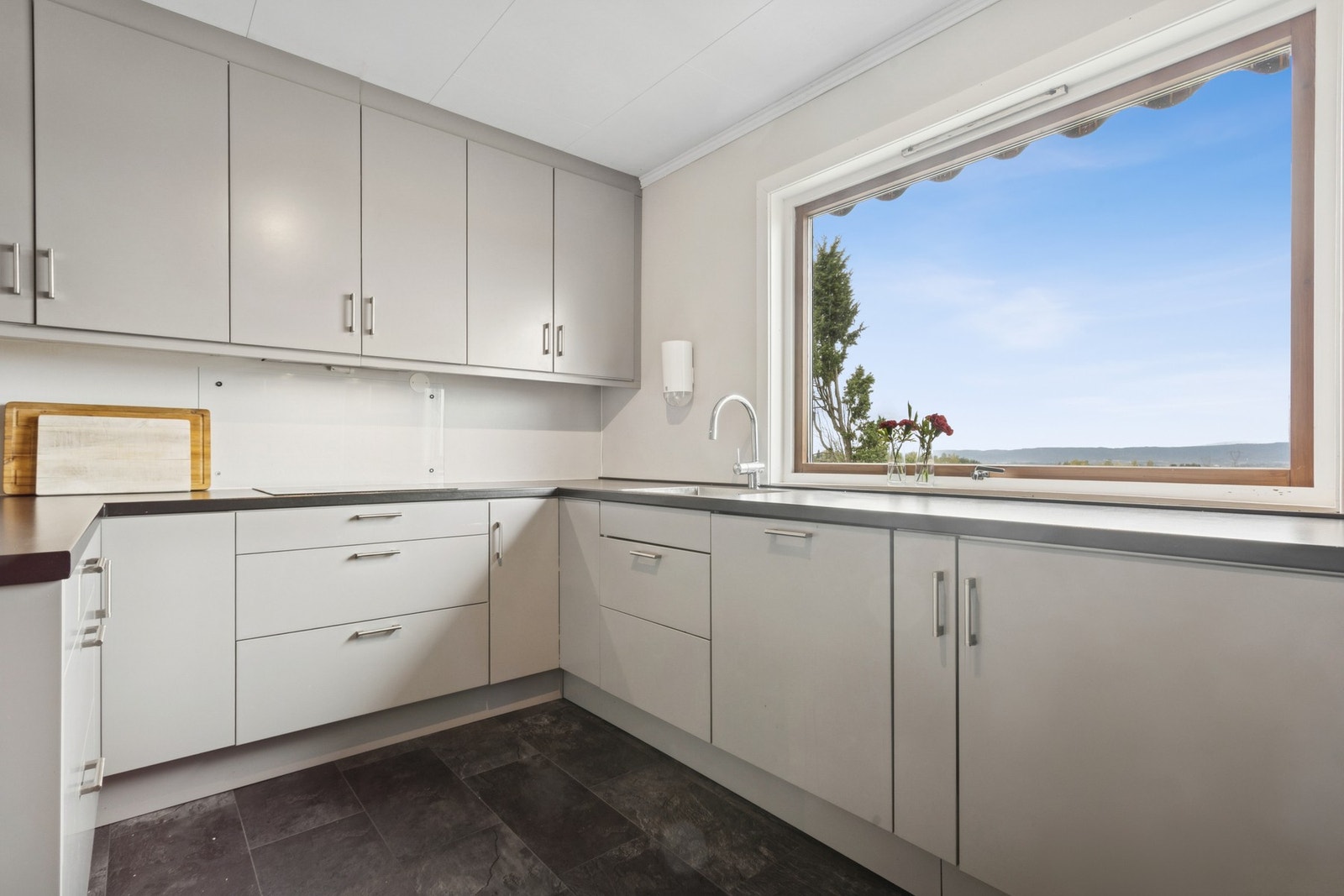 Godt med skap- og benkeplass. Også her har du flott utsikt! Galleribilde